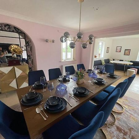 Luxury 4-5 Bed Home With Games Room And Balcony Ньютаун Экстерьер фото