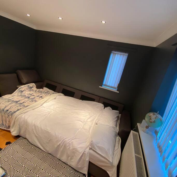 Luxury 4-5 Bed Home With Games Room And Balcony Ньютаун Экстерьер фото