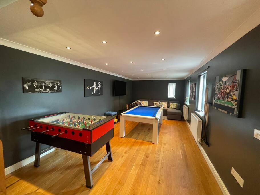 Luxury 4-5 Bed Home With Games Room And Balcony Ньютаун Экстерьер фото
