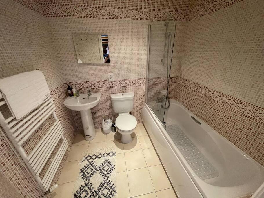 Luxury 4-5 Bed Home With Games Room And Balcony Ньютаун Экстерьер фото