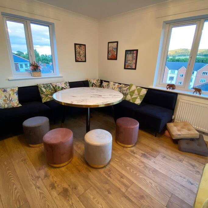 Luxury 4-5 Bed Home With Games Room And Balcony Ньютаун Экстерьер фото