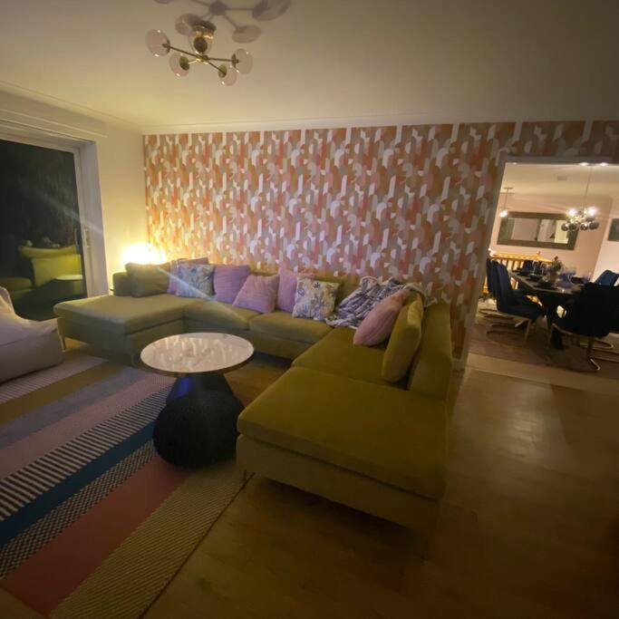 Luxury 4-5 Bed Home With Games Room And Balcony Ньютаун Экстерьер фото